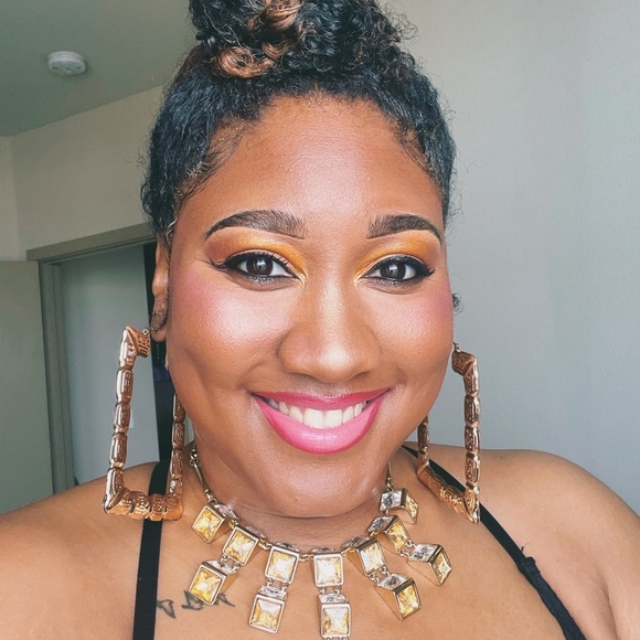 Meet your Posher, Alexis - Picture 2 of 2